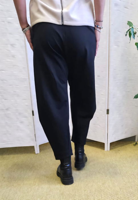 Pantaloni carrot, croiala conica cu pense, din tricot vascoza punto milano, negri [3]