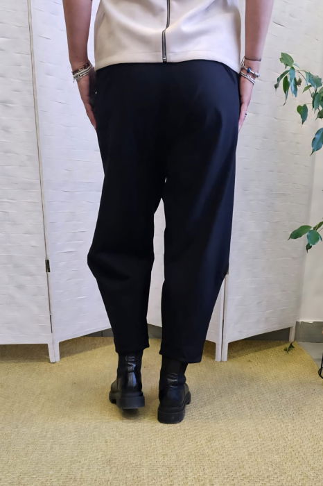Pantaloni carrot, croiala conica cu pense, din tricot vascoza punto milano, negri [4]