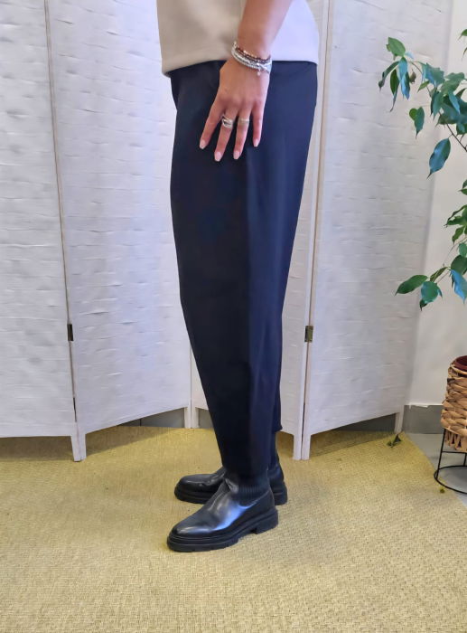 Pantaloni carrot, croiala conica cu pense, din tricot vascoza punto milano, negri [5]