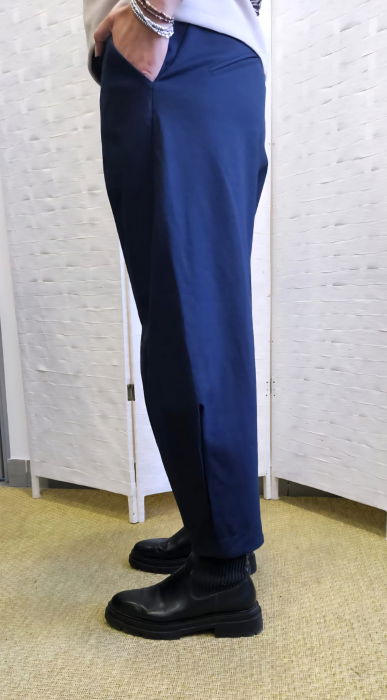 Pantaloni carrot, croiala conica cu pense, din tricot vascoza punto milano, bleumarin [2]