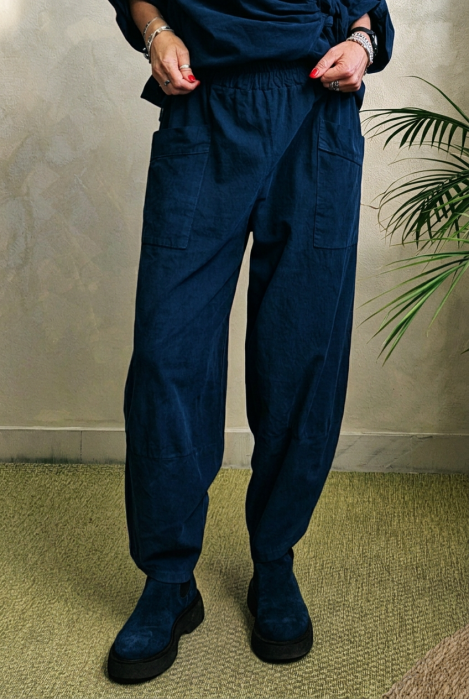 Pantaloni dama din catifea reiata de bumbac cu croi balon si buzunare aplicate, bleumarin
