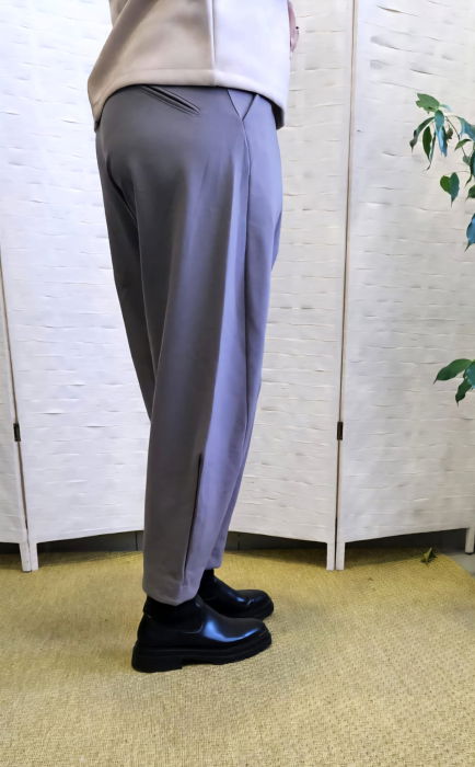 Pantaloni carrot, croiala conica cu pense, din tricot vascoza punto milano, grej [3]