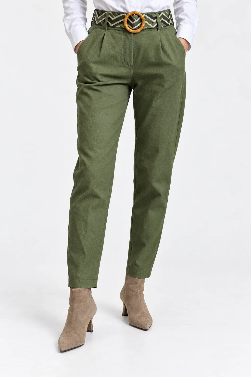 Pantaloni de toamna verde oliv cu pense croi relaxat, curea asortata inclusa — Colecție Damă, Pantaloni