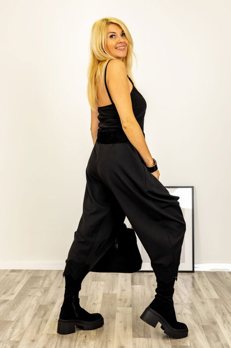 Pantaloni negri cu design urban si mansete din dantela [3]