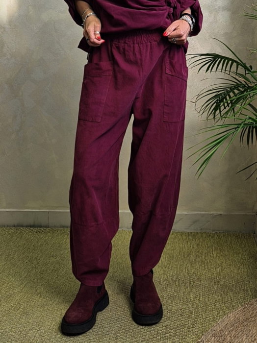 Pantaloni dama din catifea reiata de bumbac cu croi balon si buzunare aplicate, bordo