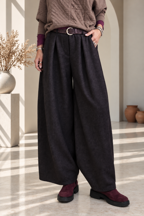Pantaloni eleganti cu croi balon, pliuri ample si textura pufoasa, maro — Colecție Damă, Pantaloni