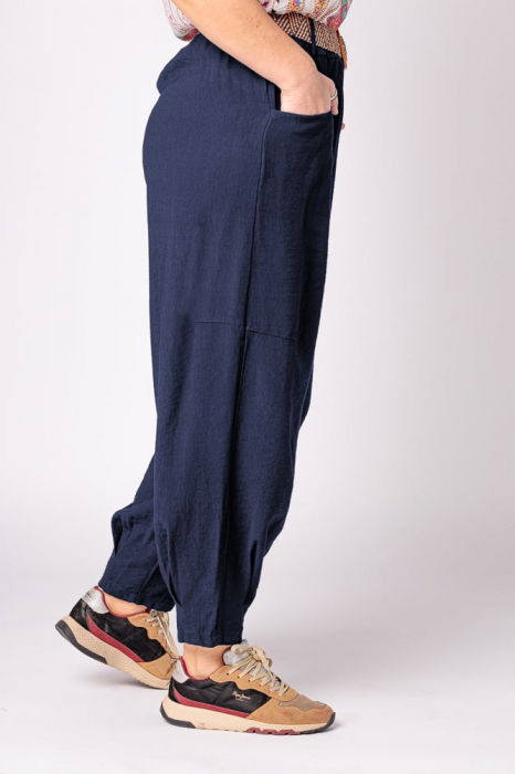 Pantaloni bleumarin, masura mare, cu curea, din vascoza [2]