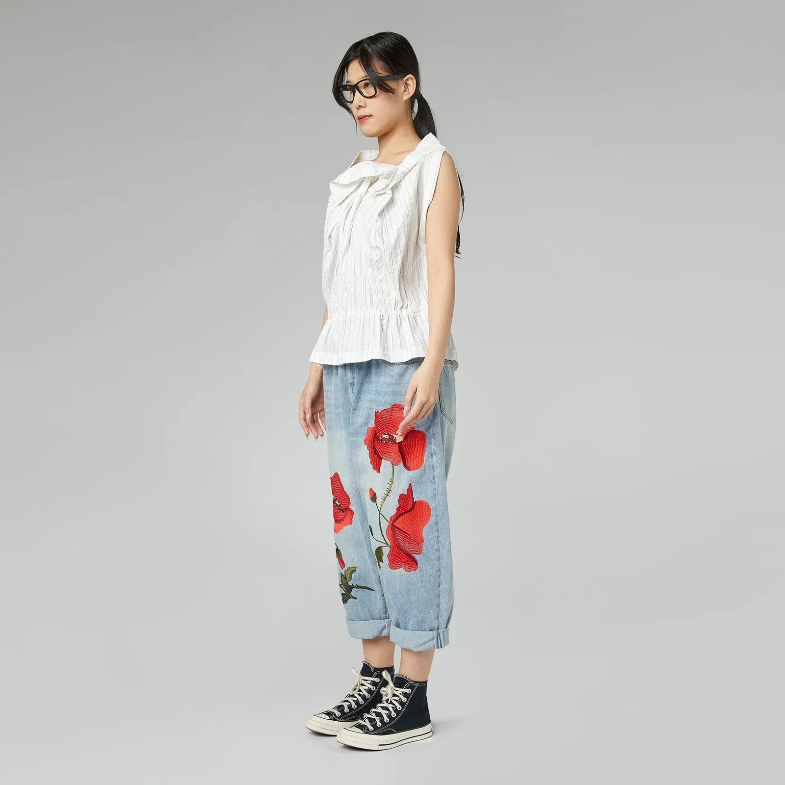 Jeans Denim Brodati cu Maci Rosii 3D – Piesa Statement [3]