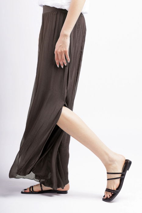 Pantaloni maro din matase si vascoza, cu crapaturi laterale [2]