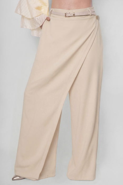 Pantaloni bej cu o parte petrecuta, design urban [1]