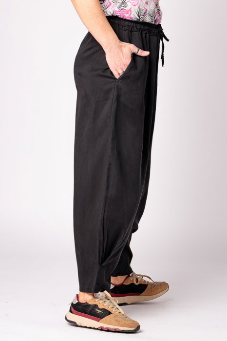 Pantaloni negri, masura mare, din tencel, cu siret [2]