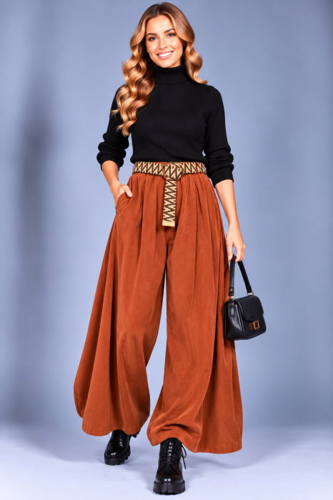 Pantaloni palazzo din catifea reiata de bumbac, cu pliuri ample si curea inclusa, caramizii