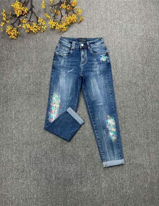 Pantaloni jeans denim CUDI, croiala gen mom fit, cu desen colorat