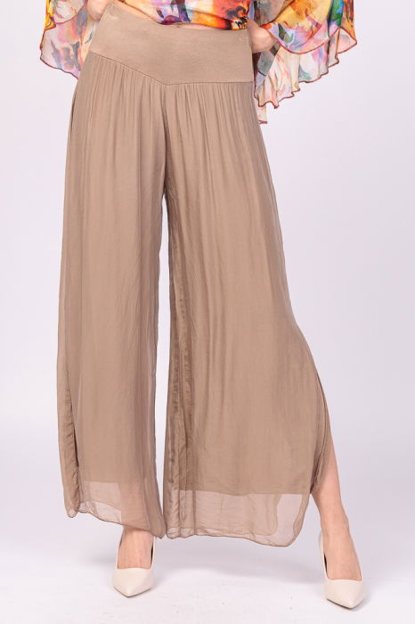 Pantaloni camel din matase si vascoza, cu crapaturi laterale