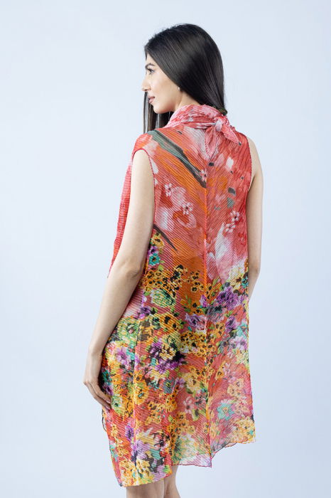 Pareo plaja din material plisat matasos si usor, imprimeu floral multicolor pe fond corai [4]