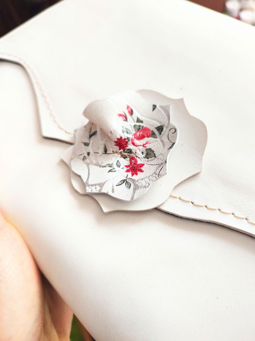 Plic alb din piele naturala cu trandafir de efect ,festiv [3]