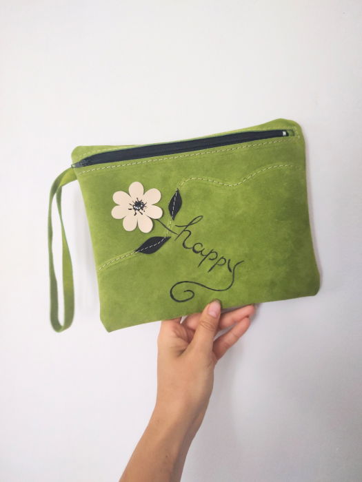 Portfard verde olive personalizat, din piele naturala, cu margareta si mesaj pictat