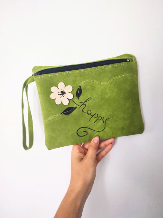 Portfard verde olive personalizat, din piele naturală, cu margaretă și mesaj pictat [2]