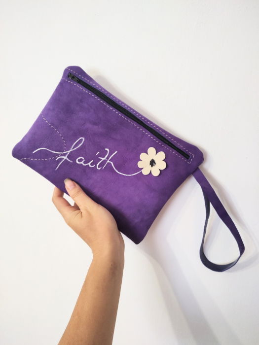 Portfard personalizat din piele naturala intoarsa mov, cu margareta si mesaj pictat