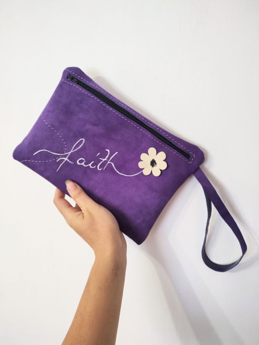 Portfard personalizat din piele naturală întoarsă mov, cu margaretă și mesaj pictat [2]