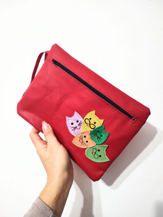 Portfard rosu personalizat ,din piele naturală , cu pisicuțe vesele [2]