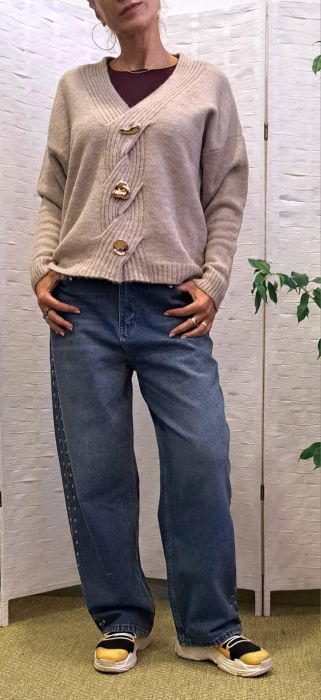 Pulover cu nasturi decorativi impletitura decorativa pe piept si decolteu in V, bej [2]