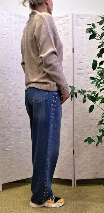 Pulover cu nasturi decorativi impletitura decorativa pe piept si decolteu in V, bej [3]