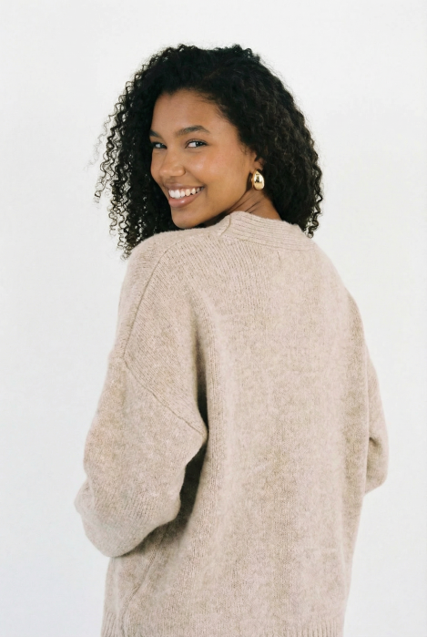 Pulover cu nasturi decorativi impletitura decorativa pe piept si decolteu in V, bej [2]