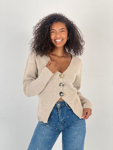 Pulover bej, moale si fin cu trei nasturi mari aurii, oversize [5]