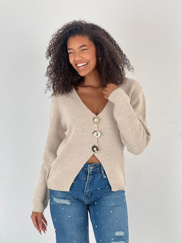 Pulover bej, moale si fin cu trei nasturi mari aurii, oversize [6]