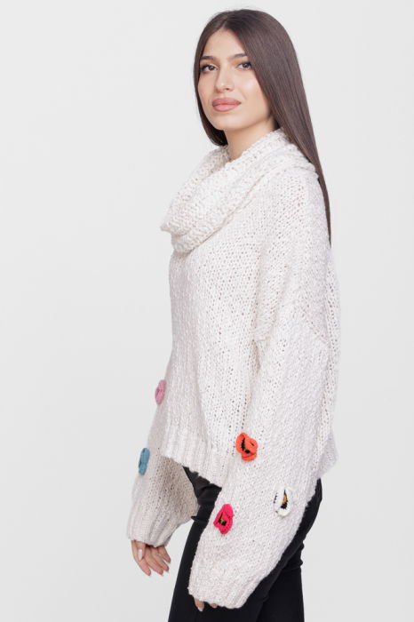 Pulover cu guler bogat, cu ochiuri mari si flori pe maneci, ivoire [3]