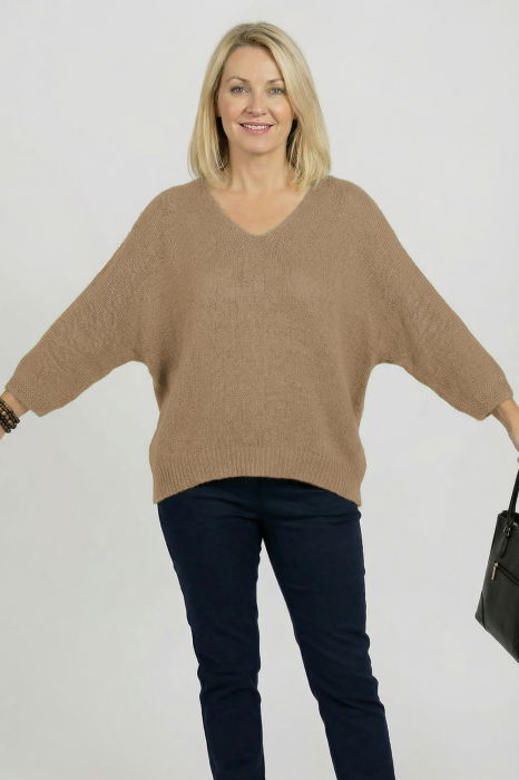 Pulover pufos camel cu decolteu in V si maneca fluture [2]