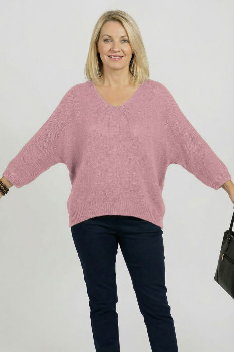 Pulover pufos roz prafuit cu decolteu in V si maneca fluture [2]