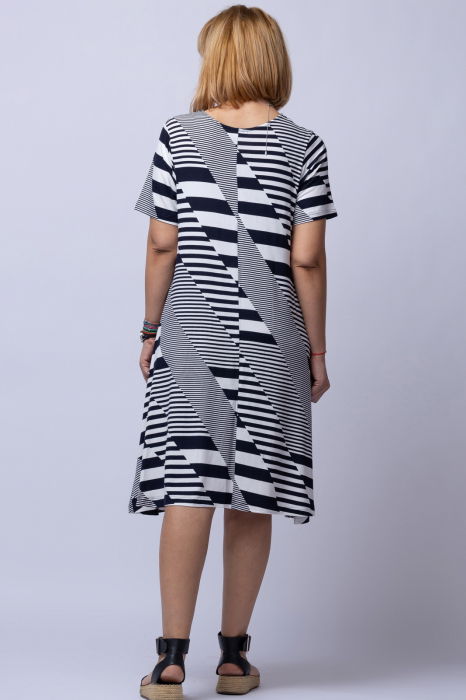 Rochie `A line` midi, din tricot alb - negru [3]