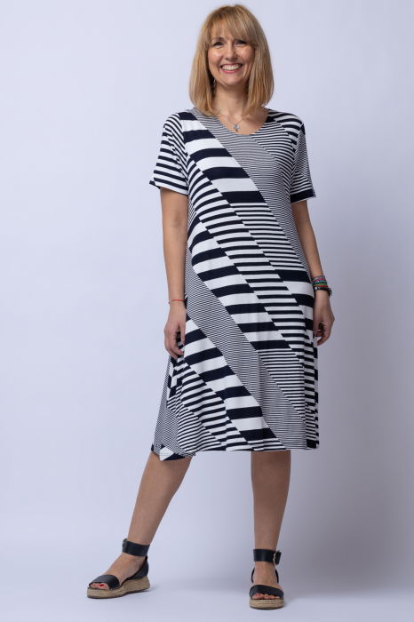 Rochie `A line` midi, din tricot alb - negru [2]