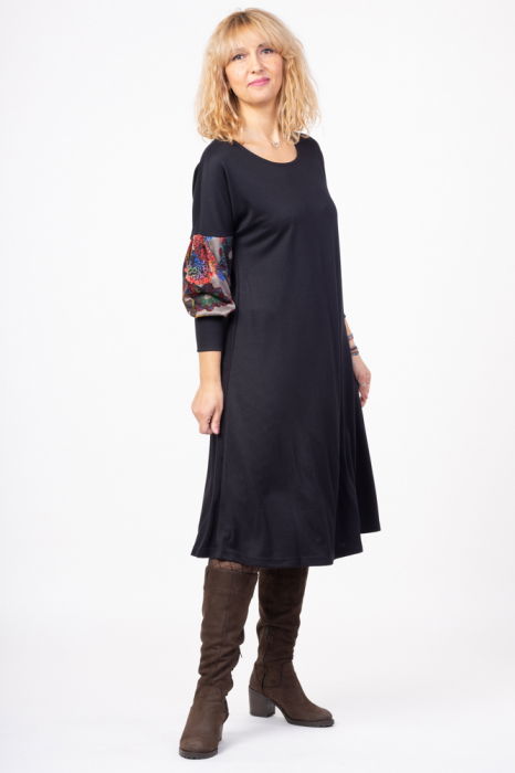 Rochie `A line` midi, neagra, cu maneci bufante imprimate cu forme circulare multicolore [2]
