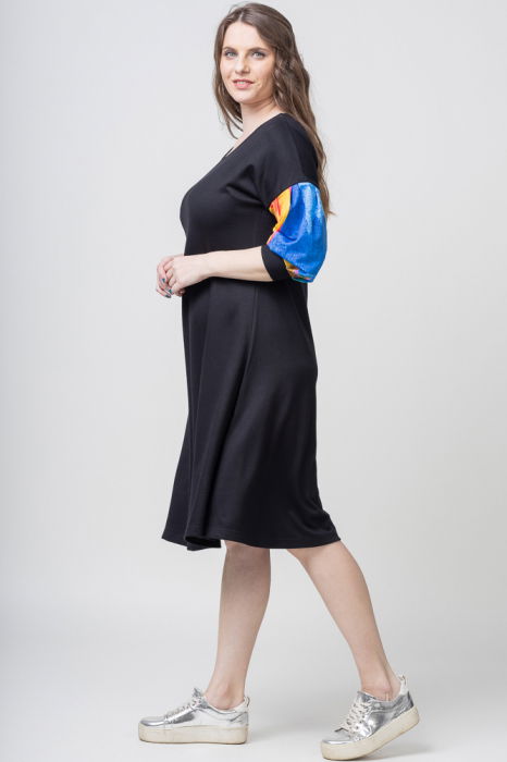 Rochie `A line` midi, neagra, cu maneci bufante imprimate multicolor pe negru [2]