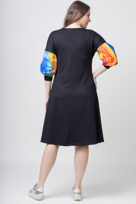Rochie `A line` midi, neagra, cu maneci bufante imprimate multicolor pe negru [3]