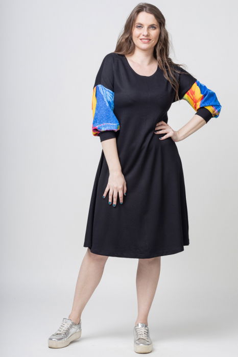 Rochie `A line` midi, neagra, cu maneci bufante imprimate multicolor pe negru [1]