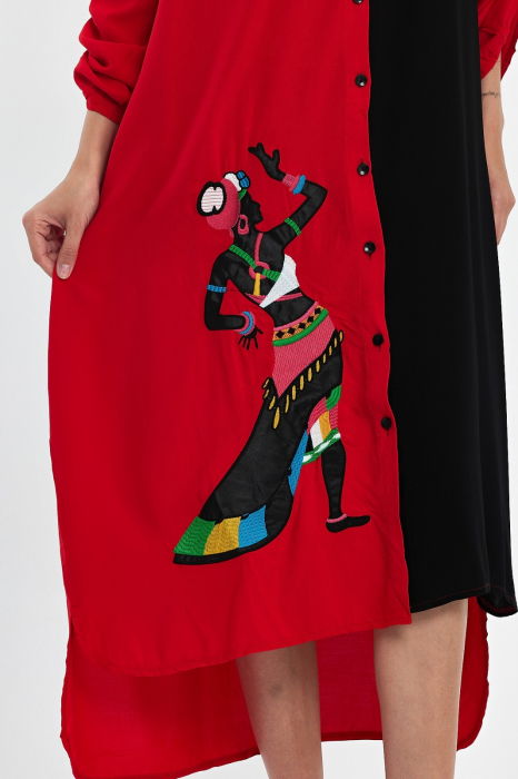 Rochie camasa oversize rosu-negru cu broderie silueta fata africana, din vascoza [12]