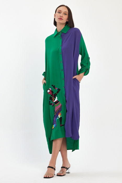 Rochie camasa oversize verde-mov cu broderie silueta fata africana, din vascoza