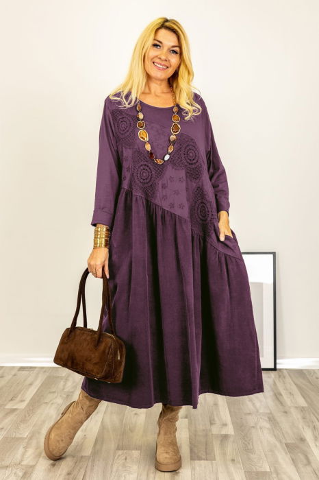 Rochie mov inchis cu taietura oblica si broderie, din catifea reiata si jerseu, oversize