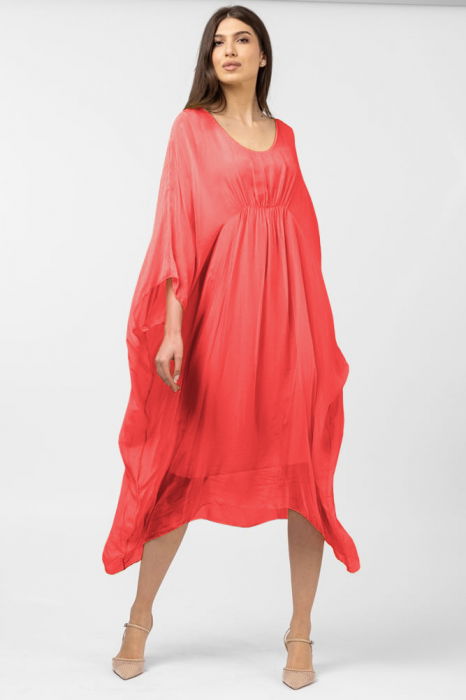 Rochie corai in colturi, lunga, ampla, din matase si vascoza, cu detaliu sub bust