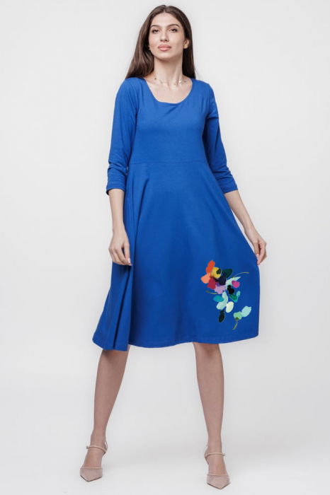 Rochie clos, taiata in talie, cu buzunare ascunse, din bumbac, albastra cu floare stilizata [1]