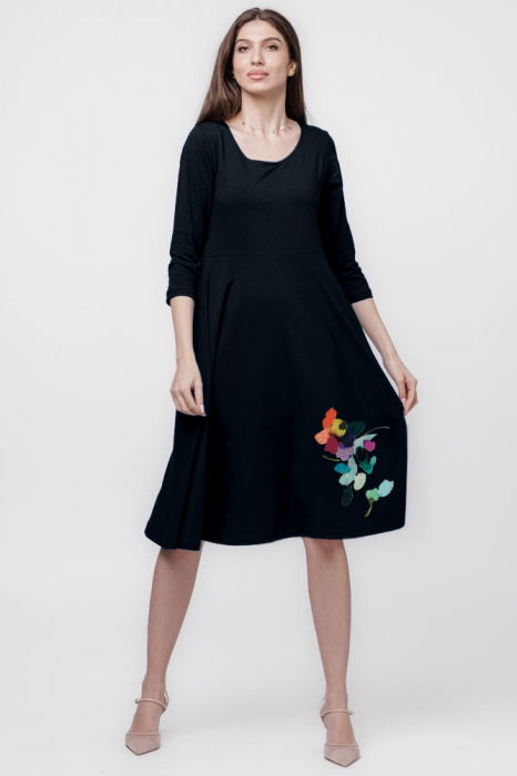 Rochie clos, taiata in talie, cu buzunare ascunse, din bumbac bleumarin cu floare stilizata [1]