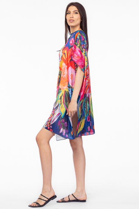 Rochie de plaja tip poncho din matase cu flori fucsia pe fond albstru [2]