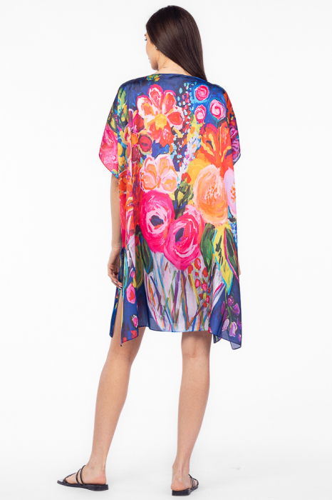 Rochie de plaja tip poncho din matase cu flori fucsia pe fond albstru [3]