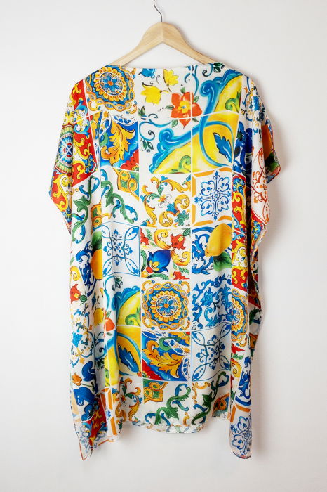 Rochie de plaja tip poncho din matase cu imprimeu model marocan cu lamai in culori vibrante