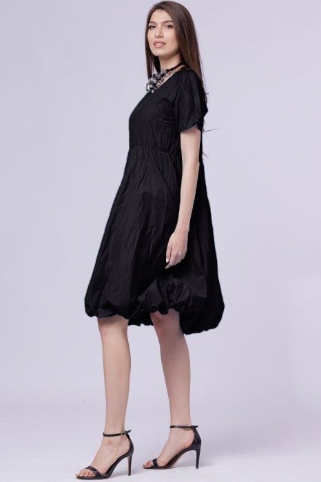 Rochie gogosar din vascoza creponata, taiata in talie, neagra [2]