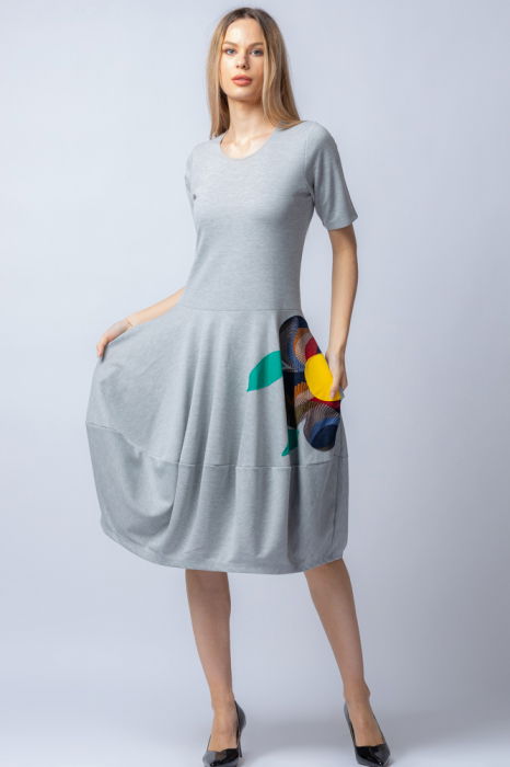 Rochie gri midi de tip lalea, cu aplicatie cusuta in forma de floare [1]